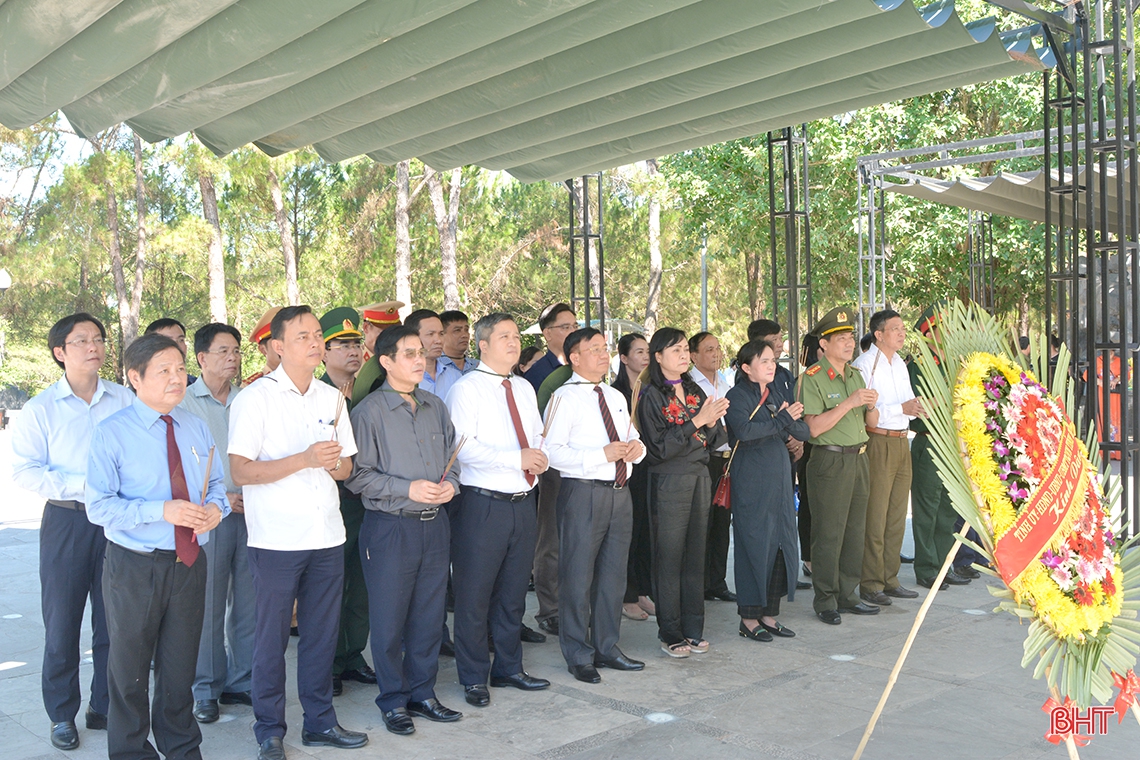 Lãnh đạo tỉnh Hà Tĩnh dâng hương tưởng niệm anh hùng liệt sỹ tại các nghĩa trang Trường Sơn, Đường 9