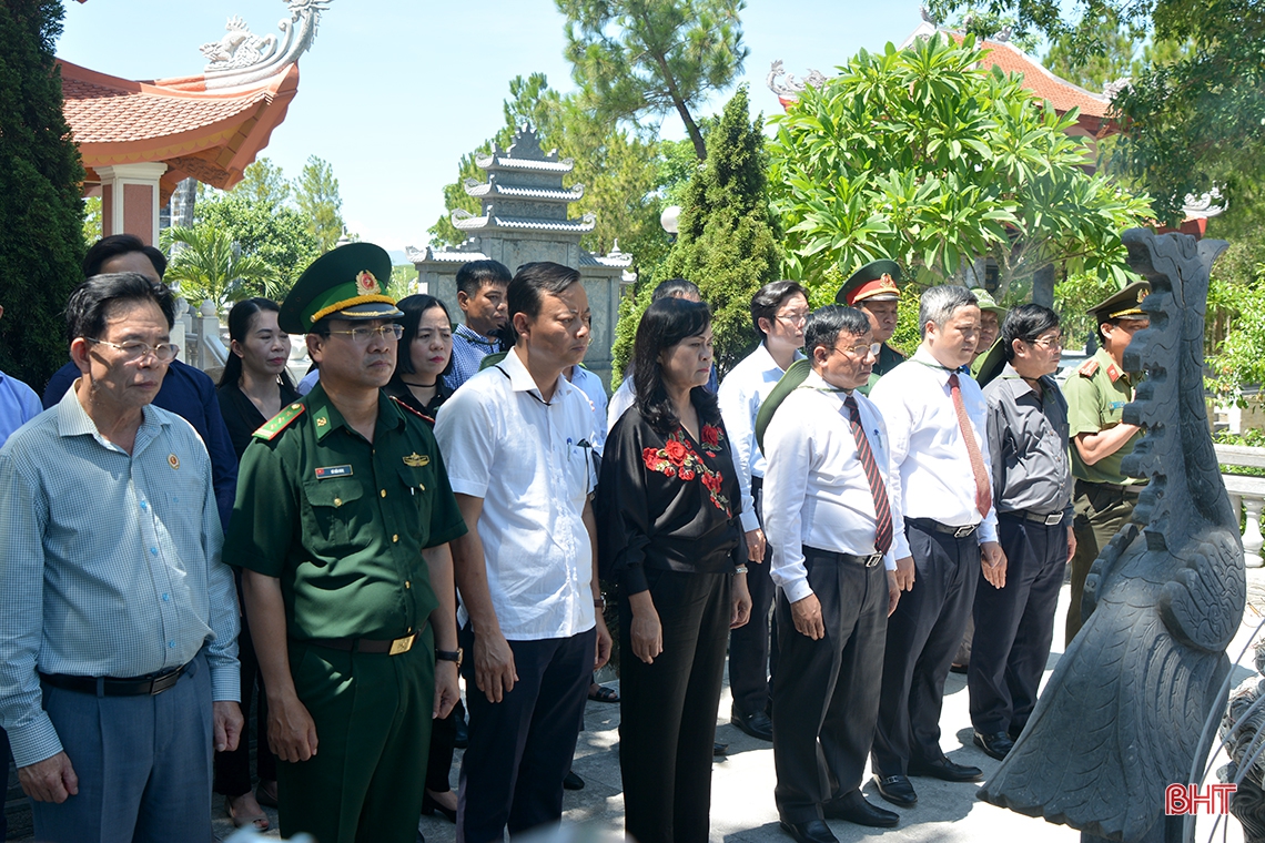 Lãnh đạo tỉnh Hà Tĩnh dâng hương tưởng niệm anh hùng liệt sỹ tại các nghĩa trang Trường Sơn, Đường 9