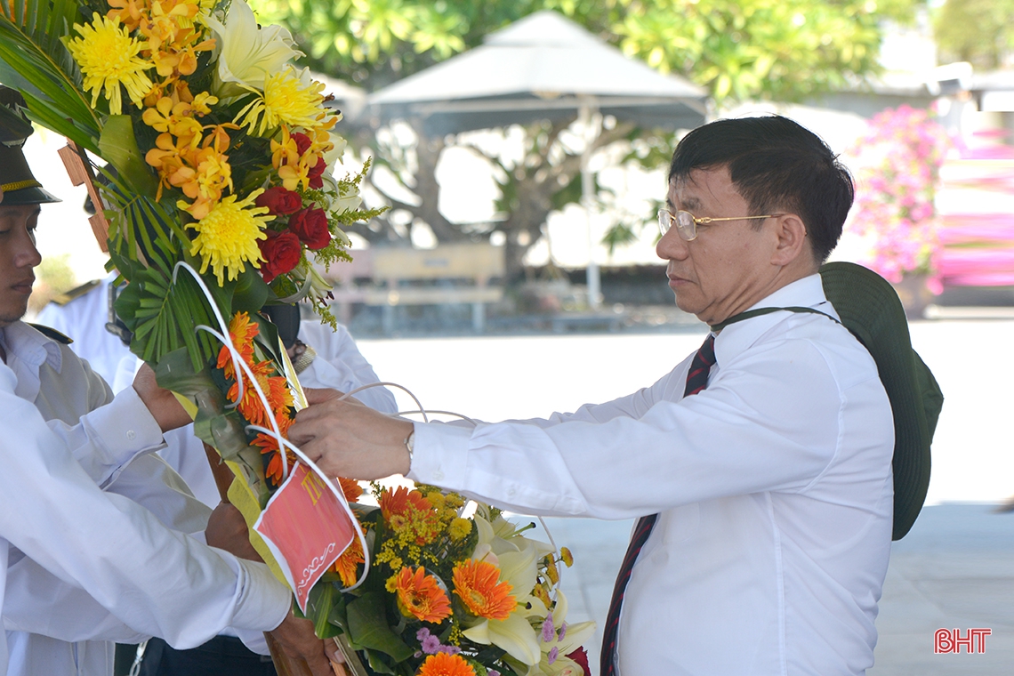 Lãnh đạo tỉnh Hà Tĩnh dâng hương tưởng niệm anh hùng liệt sỹ tại các nghĩa trang Trường Sơn, Đường 9