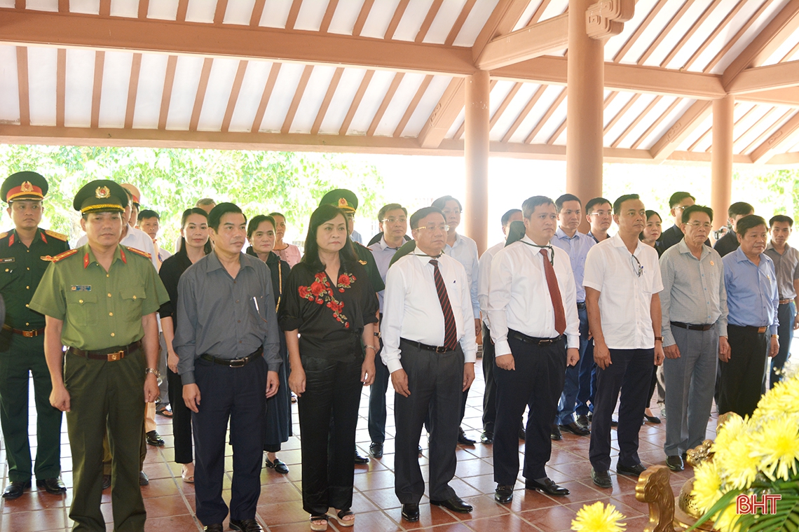 Lãnh đạo tỉnh Hà Tĩnh dâng hương tưởng niệm anh hùng liệt sỹ tại các nghĩa trang Trường Sơn, Đường 9