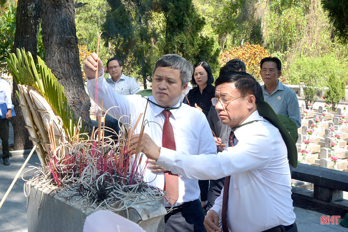 Lãnh đạo tỉnh Hà Tĩnh dâng hương tưởng niệm anh hùng liệt sỹ tại các nghĩa trang Trường Sơn, Đường 9