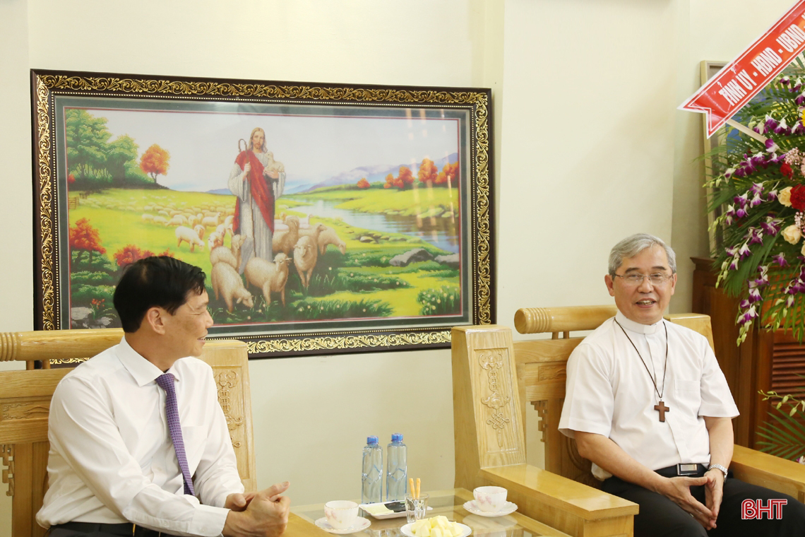 Ban Dân vận Trung ương và tỉnh Hà Tĩnh chúc mừng Lễ Phục sinh năm 2023