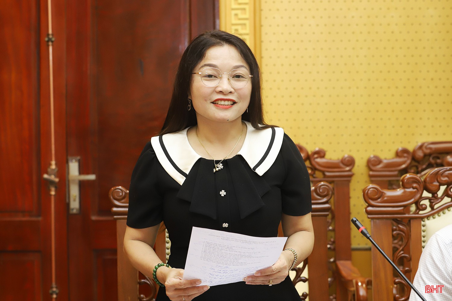 Phó Bí thư chuyên trách Đảng ủy UBND tỉnh Nguyễn Thị Hà Tân tham gia ý kiến tại hội nghị.