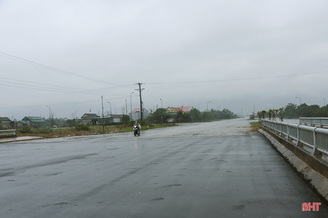 Chủ tịch UBND tỉnh kiểm tra khu tái định cư xã Kỳ Lợi và tặng quà gia đình chính sách