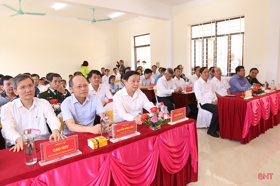 Phó Thủ tướng Trần Hồng Hà mong các thầy, cô giáo Hà Tĩnh luôn tận tâm cống hiến cho sự nghiệp giáo dục