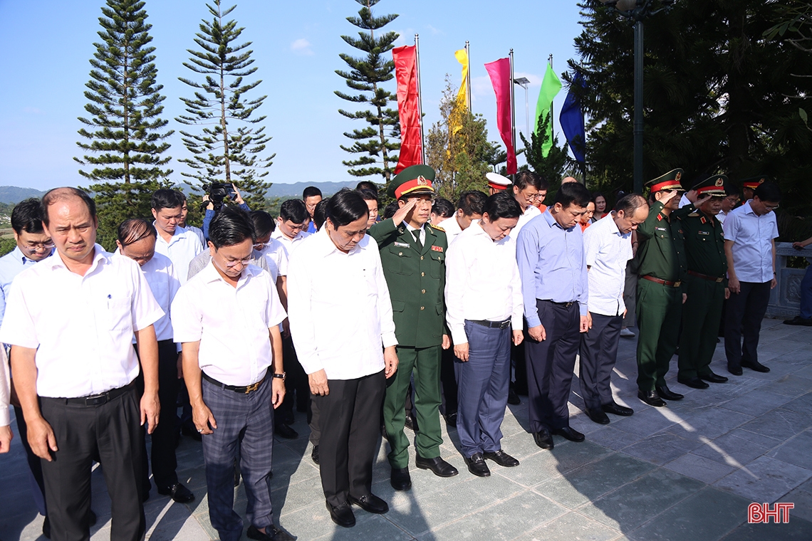 Phó Thủ tướng Trần Hồng Hà mong các thầy, cô giáo Hà Tĩnh luôn tận tâm cống hiến cho sự nghiệp giáo dục