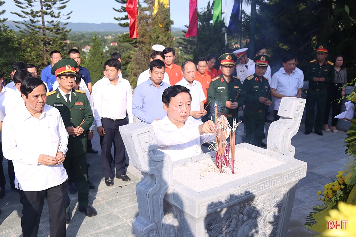 Phó Thủ tướng Trần Hồng Hà mong các thầy, cô giáo Hà Tĩnh luôn tận tâm cống hiến cho sự nghiệp giáo dục