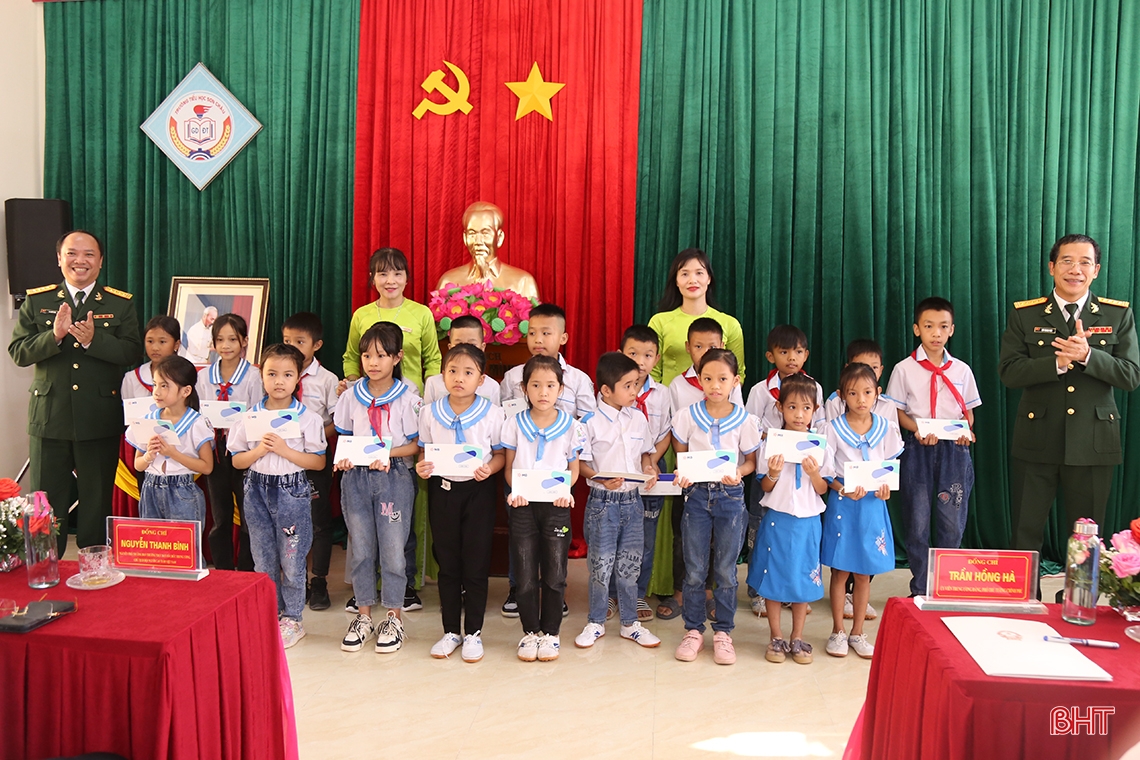 Phó Thủ tướng Trần Hồng Hà mong các thầy, cô giáo Hà Tĩnh luôn tận tâm cống hiến cho sự nghiệp giáo dục