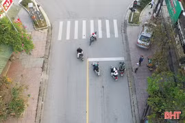 Ngang nhiên vượt đèn đỏ, đi sai làn tại giao lộ