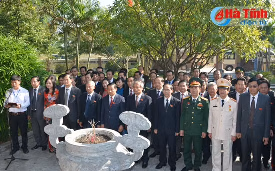 Dâng hương tưởng niệm Bác Hồ và các Anh hùng liệt sỹ ảnh 6