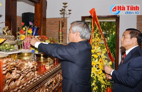 Dâng hương tưởng niệm Bác Hồ và các Anh hùng liệt sỹ ảnh 7