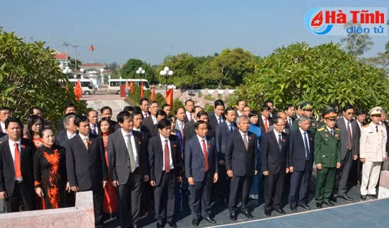 Dâng hương tưởng niệm Bác Hồ và các Anh hùng liệt sỹ ảnh 8