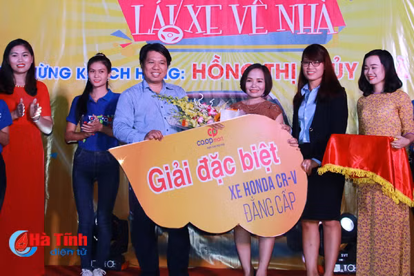 khach hang ky anh trung thuong o to honda crv cua co opmart ha tinh