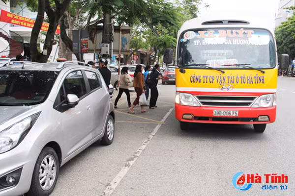 vach dung dau xe treo ngoe xe buyt phai don khach giua long duong