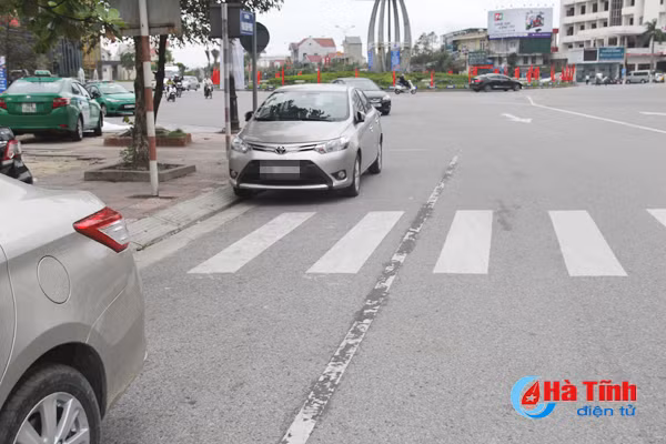 vach dung dau xe treo ngoe xe buyt phai don khach giua long duong