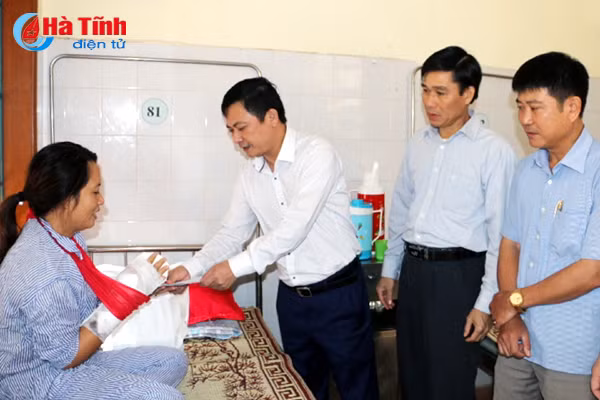 khoi to doi tuong xong vao tram xa chem nhan vien y te trong thuong