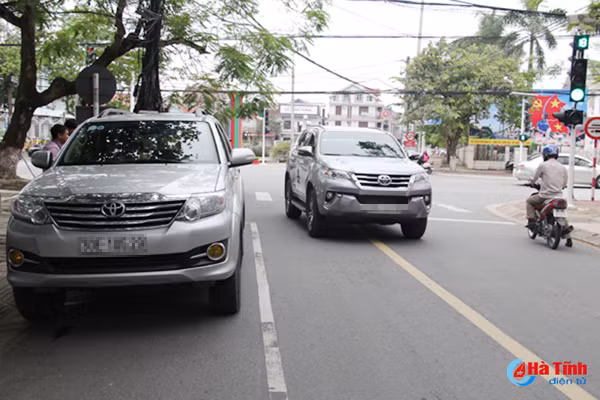 vach dung dau xe treo ngoe xe buyt phai don khach giua long duong