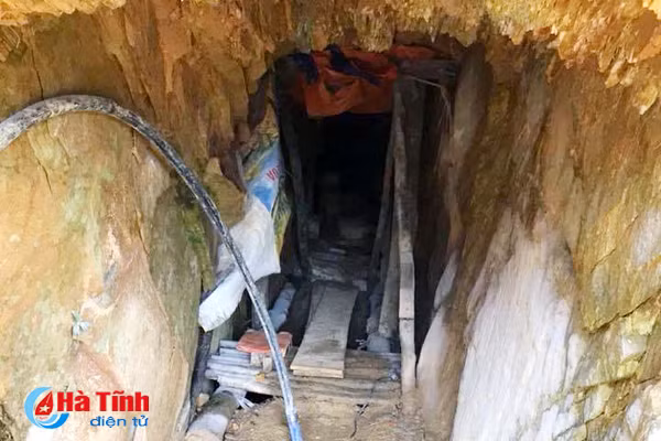 video 14 doi tuong dung lan dao ham khai thac vang trong rung sau