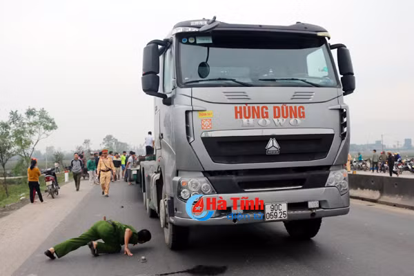 video bi xe dau keo can qua nguoi 2 nan nhan nam chet tham