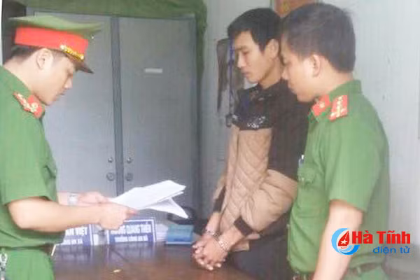 khoi to doi tuong xong vao tram xa chem nhan vien y te trong thuong