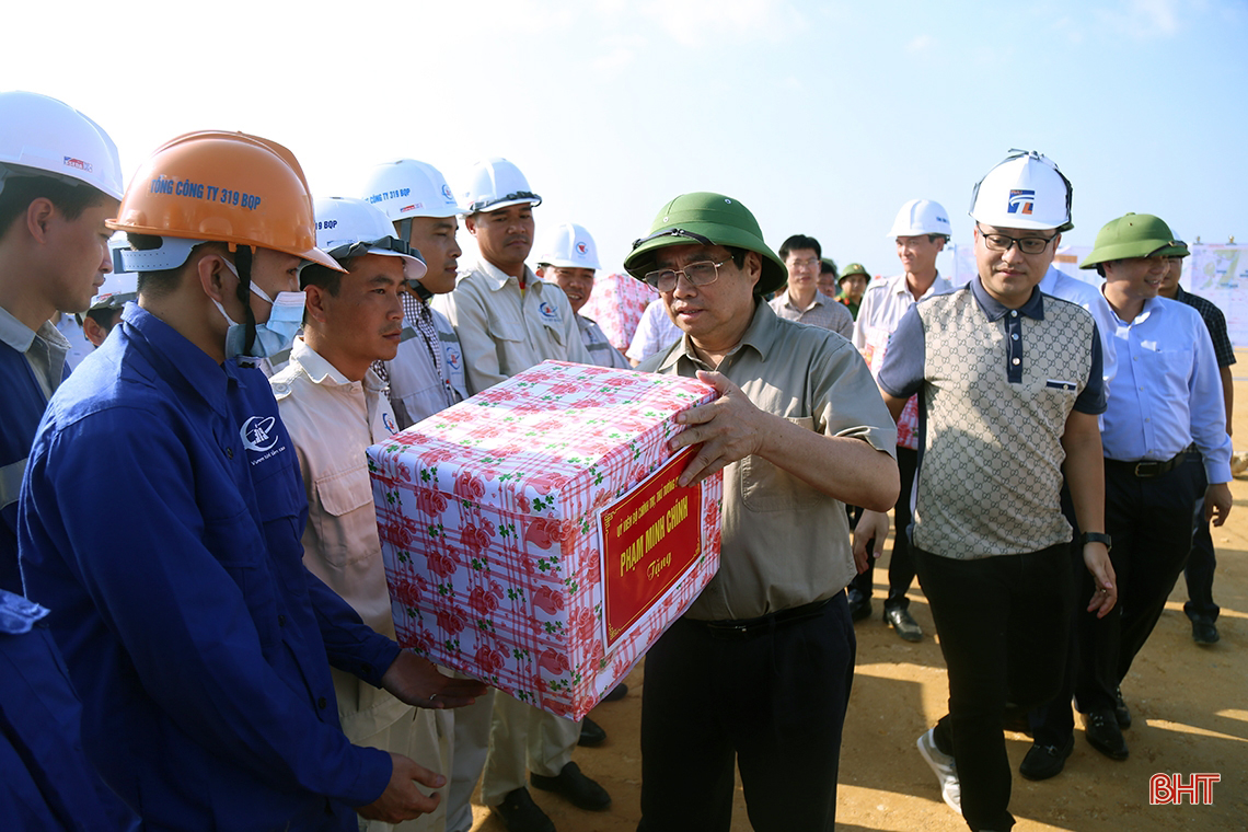Thủ tướng kiểm tra tiến độ cao tốc Bắc - Nam qua Hà Tĩnh: Đảm bảo an toàn, tiến độ, chất lượng