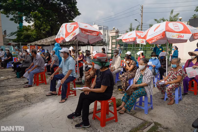 Cận cảnh xe tiêm chủng lưu động đặc biệt tiêm vắc xin cho người già ở TP Hồ Chí Minh