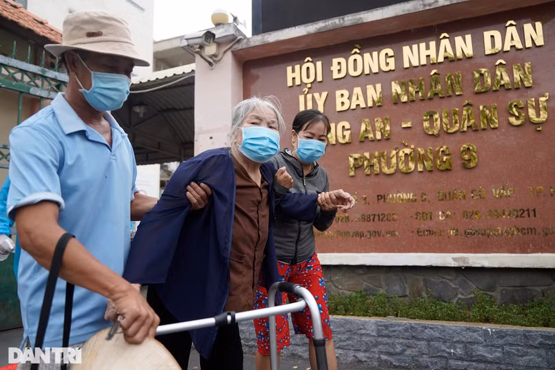 Cận cảnh xe tiêm chủng lưu động đặc biệt tiêm vắc xin cho người già ở TP Hồ Chí Minh