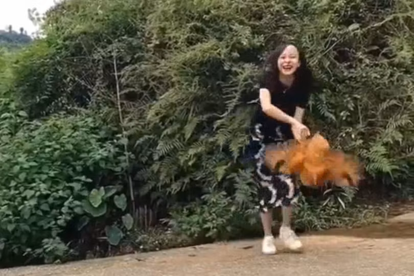 Cô gái tay không bắt gà cực nhanh