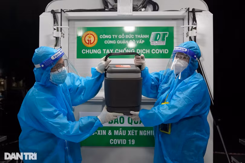 Cận cảnh xe tiêm chủng lưu động đặc biệt tiêm vắc xin cho người già ở TP Hồ Chí Minh