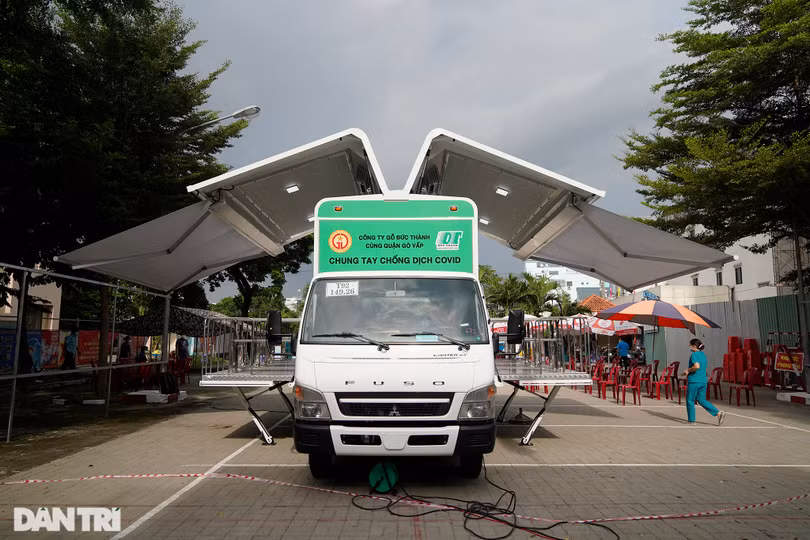 Cận cảnh xe tiêm chủng lưu động đặc biệt tiêm vắc xin cho người già ở TP Hồ Chí Minh