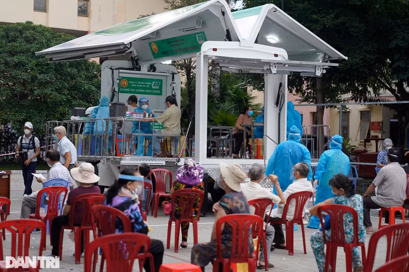 Cận cảnh xe tiêm chủng lưu động đặc biệt tiêm vắc xin cho người già ở TP Hồ Chí Minh