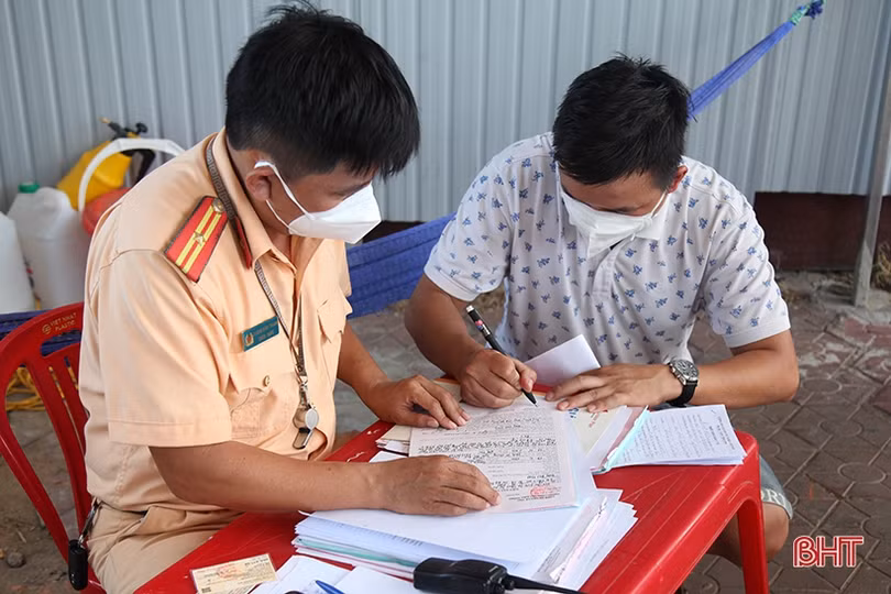 Nhiều chủ xe ôtô bất chấp vi phạm khi chở người từ vùng dịch về Hà Tĩnh