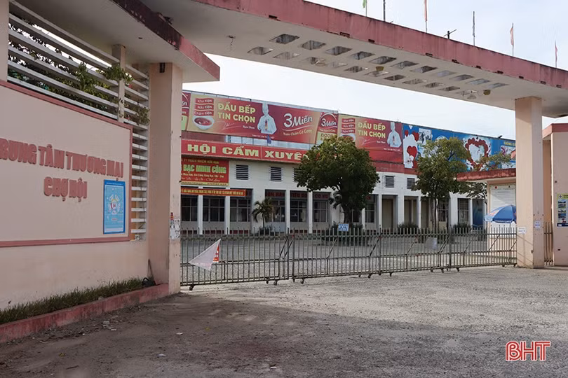Nhịp sống của người dân thị trấn Cẩm Xuyên ngày đầu thực hiện Chỉ thị 16