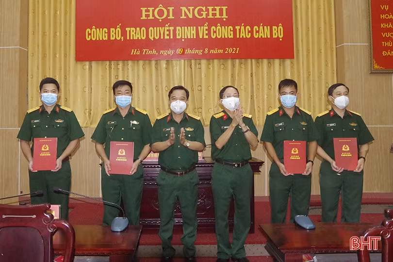 Bộ CHQS tỉnh Hà Tĩnh trao quyết định điều động, bổ nhiệm 4 vị trí công tác