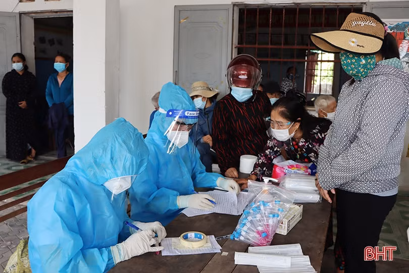 Hoàn thành lấy mẫu xét nghiệm cho hơn 10.000 người ở Cẩm Xuyên trong tối nay