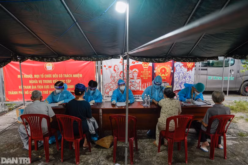 Cận cảnh xe tiêm chủng lưu động đặc biệt tiêm vắc xin cho người già ở TP Hồ Chí Minh