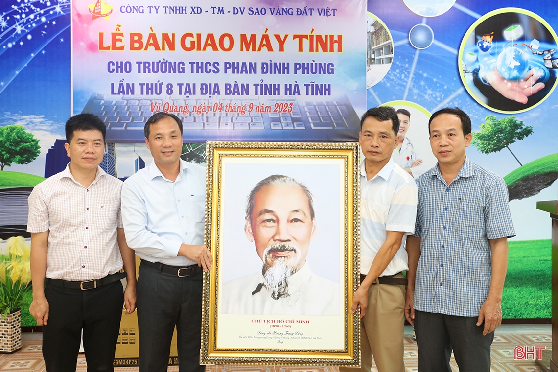 Bí thư Tỉnh ủy dự lễ bàn giao máy tính, tivi cho các trường học