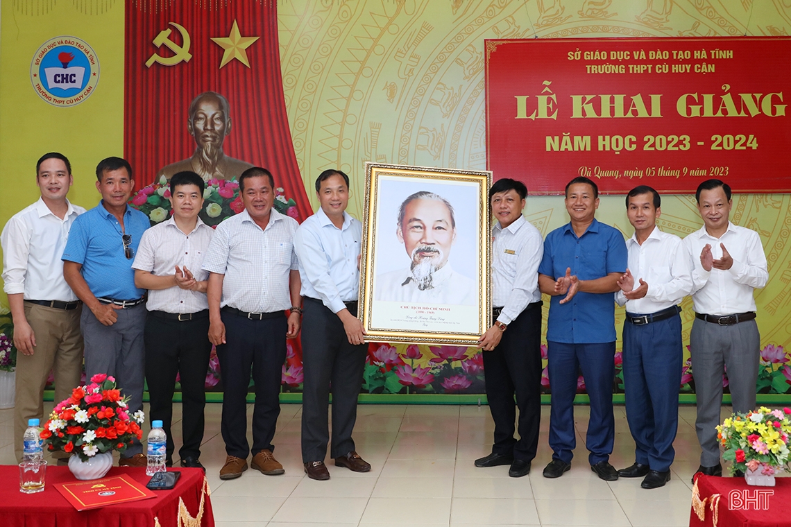 Bí thư Tỉnh ủy dự lễ bàn giao máy tính, tivi cho các trường học
