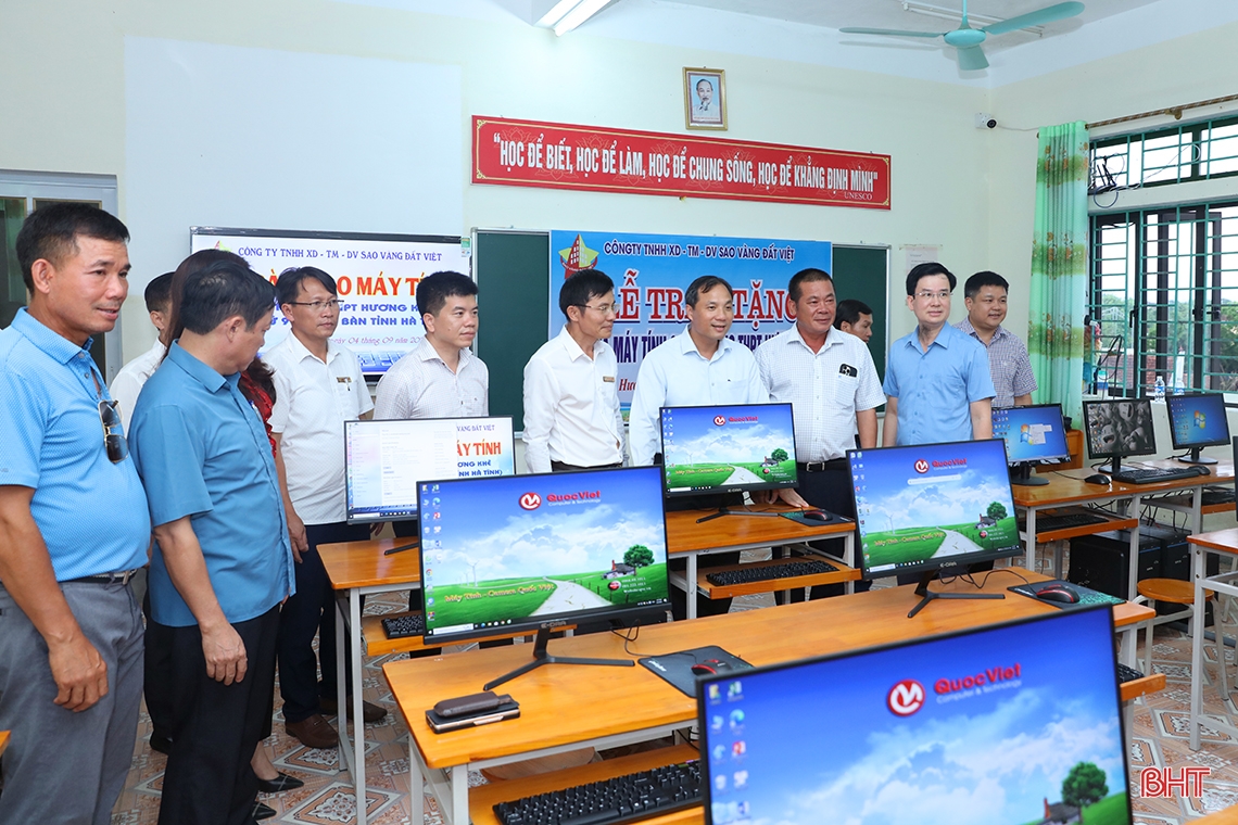 Bí thư Tỉnh ủy dự lễ bàn giao máy tính, tivi cho các trường học