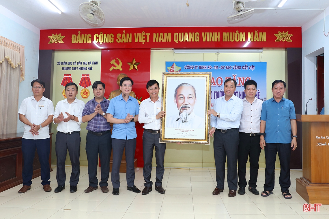 Bí thư Tỉnh ủy dự lễ bàn giao máy tính, tivi cho các trường học