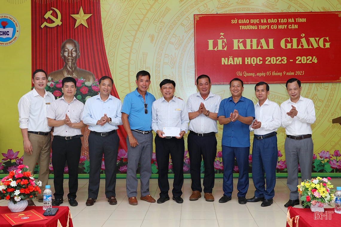 Bí thư Tỉnh ủy dự lễ bàn giao máy tính, tivi cho các trường học
