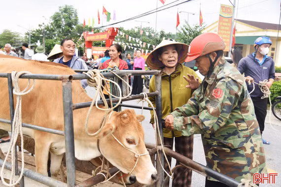 Trao sinh kế cho các hộ khó khăn ở Mai Phụ