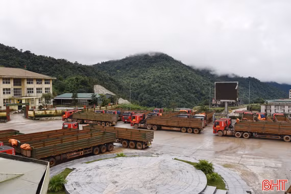 Nghịch lý giao thương tại Cầu Treo: Đông nhưng chưa vui!