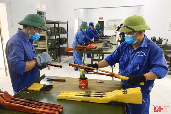 Những người lính “cải lão hoàn đồng” cho vũ khí
