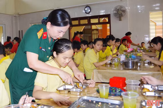 Những người mẹ thứ hai của trẻ em bất hạnh