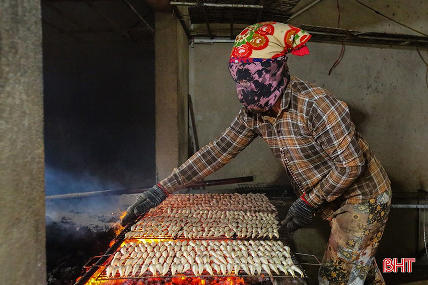 Loại cá nướng chủ yếu trong dịp này tại làng Thạch Kim là cá cơm, bởi đang vào mùa đánh bắt.