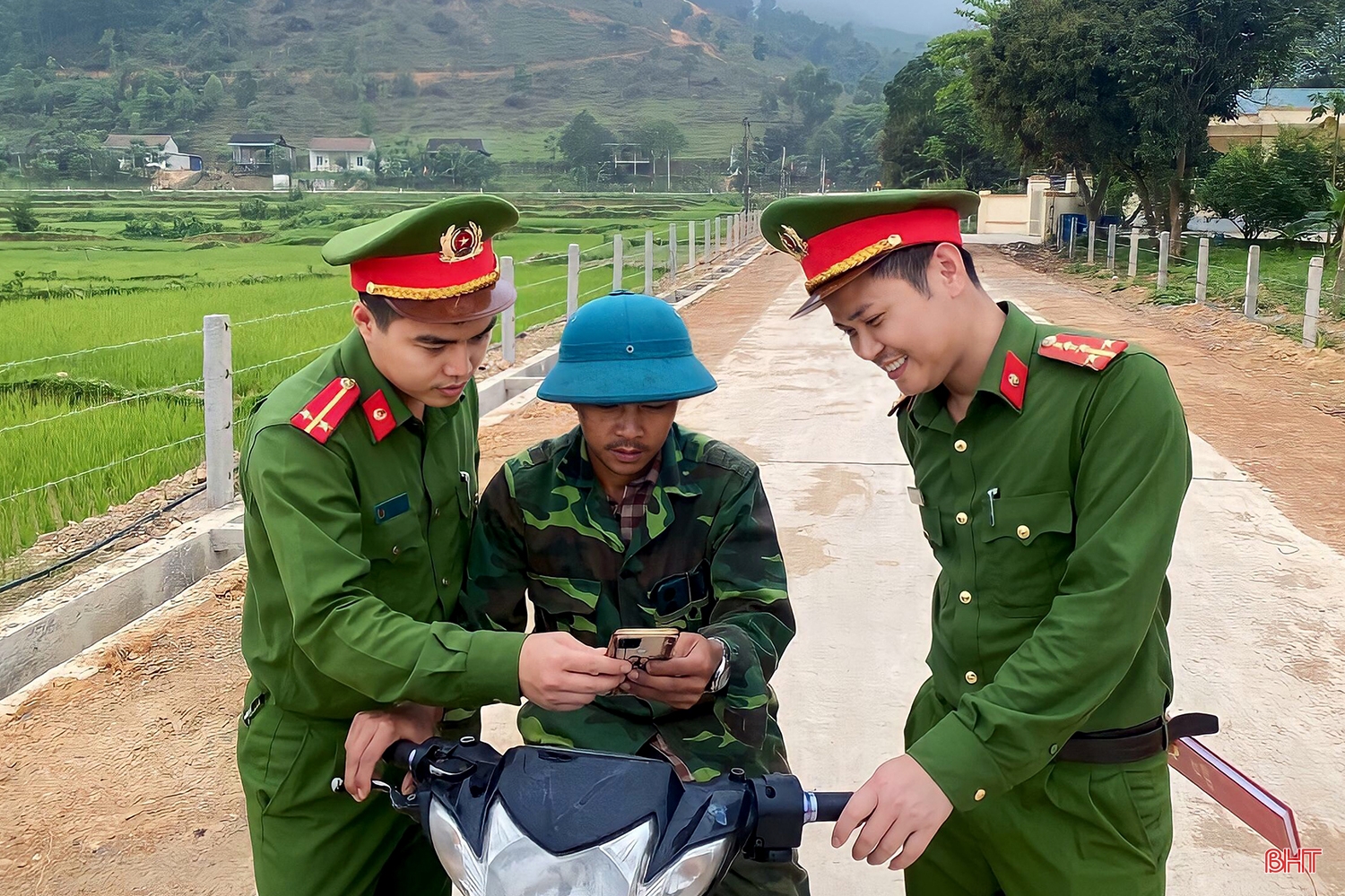 Tăng cường công tác dân vận ở vùng đặc thù của lực lượng vũ trang