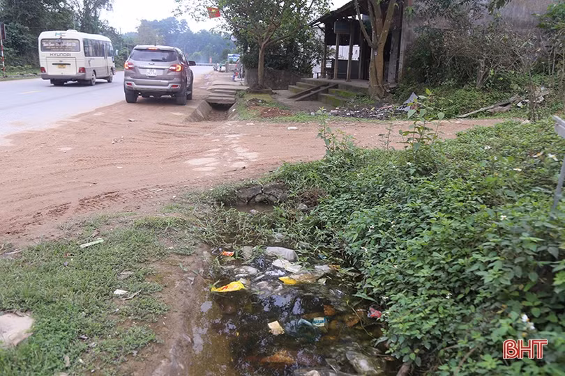 Mối nguy từ việc lấn chiếm hành lang, đấu nối trái phép trên QL15 ở Hà Tĩnh