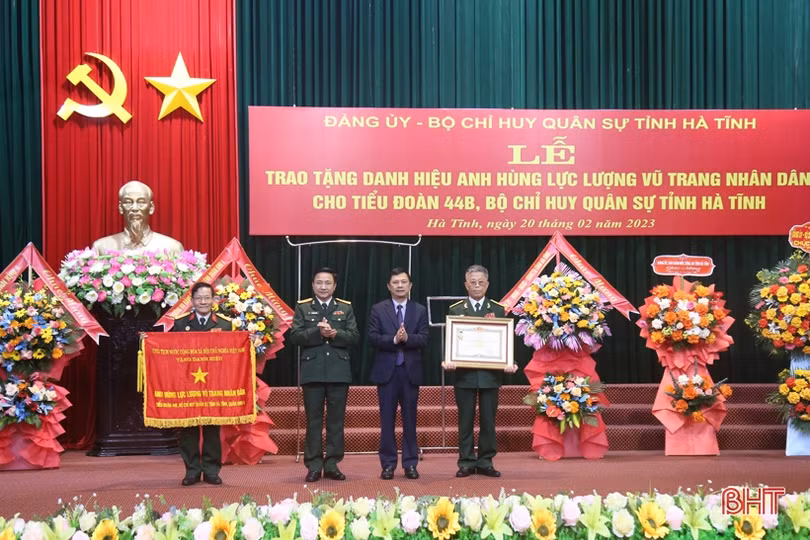 Trao danh hiệu Anh hùng LLVT nhân dân cho Tiểu đoàn 44B