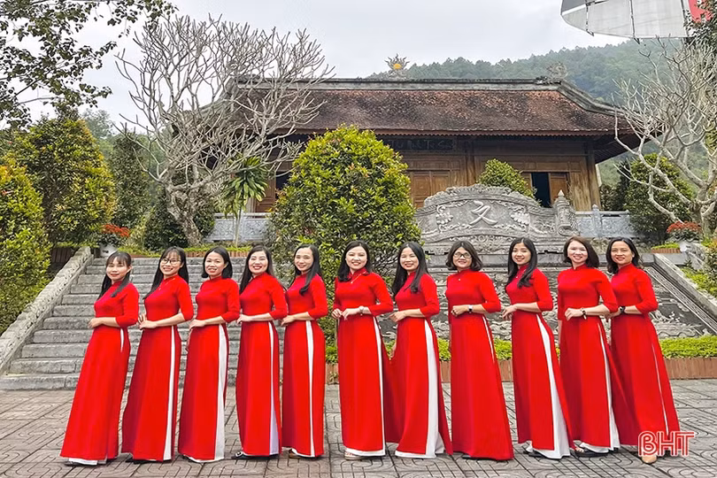 Phụ nữ Hà Tĩnh tôn vinh áo dài truyền thống gắn với quảng bá hình ảnh quê hương